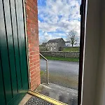 Bright And Cozy On Grand Canal Greenway * Daingean