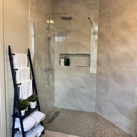 Bright And Cozy On Grand Canal Greenway