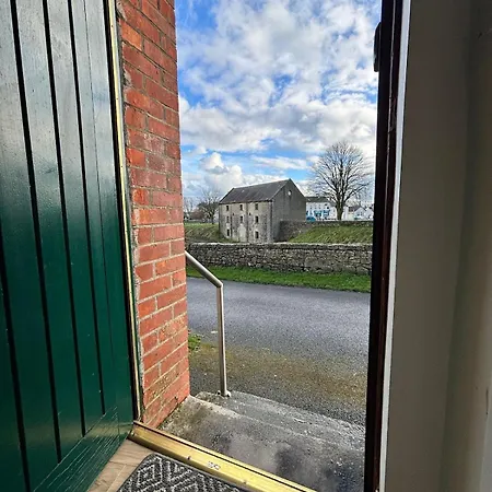 Bright And Cozy On Grand Canal Greenway * Daingean