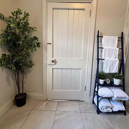 Bright And Cozy On Grand Canal Greenway