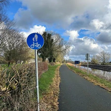 Bright And Cozy On Grand Canal Greenway * Daingean