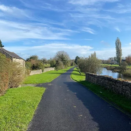 Bright And Cozy On Grand Canal Greenway * Daingean