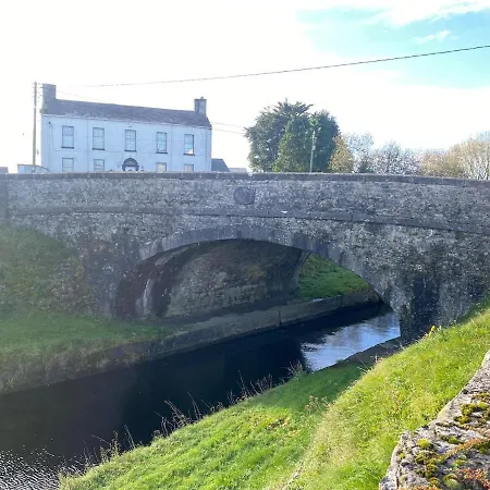 Bright And Cozy On Grand Canal Greenway