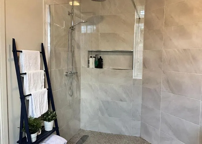 Bright And Cozy On Grand Canal Greenway