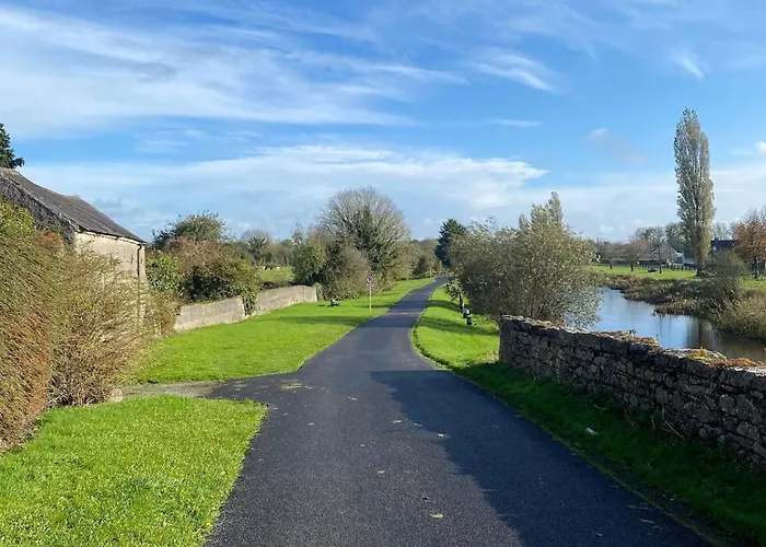 Bright And Cozy On Grand Canal Greenway * Daingean