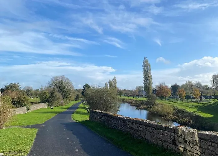 Bright And Cozy On Grand Canal Greenway