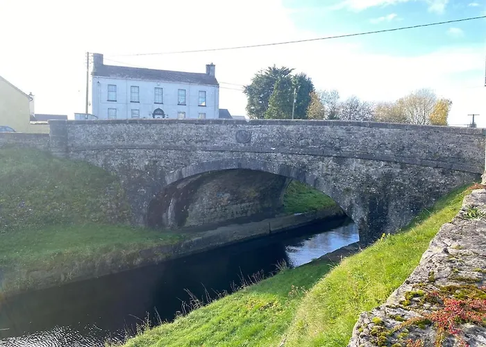 Bright And Cozy On Grand Canal Greenway