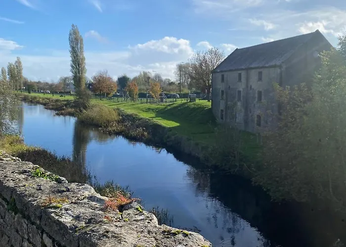 Bright And Cozy On Grand Canal Greenway