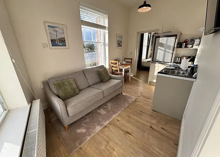 Bright And Cozy On Grand Canal Greenway