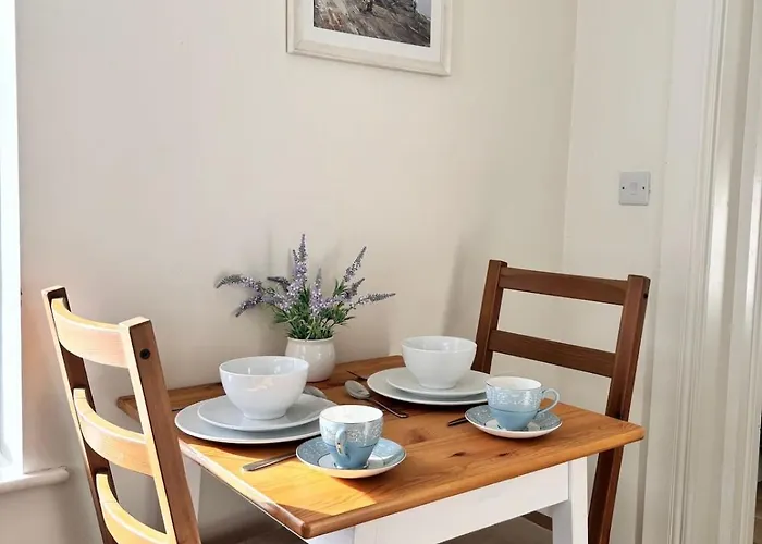 Bright And Cozy On Grand Canal Greenway